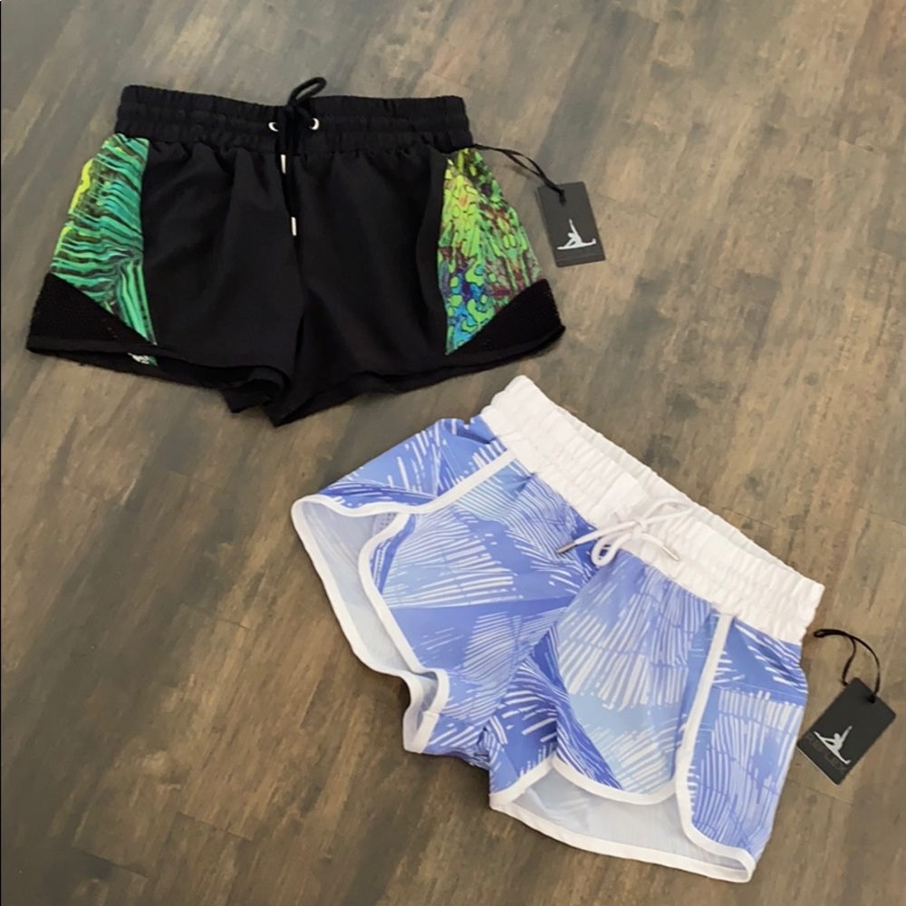 NEW! REFLEX RUN SHORTS - Picture 3 of 8